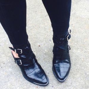 BLACK BOOTIE WITH METAL BUCKLES, WORN ONCE! 7.5 M